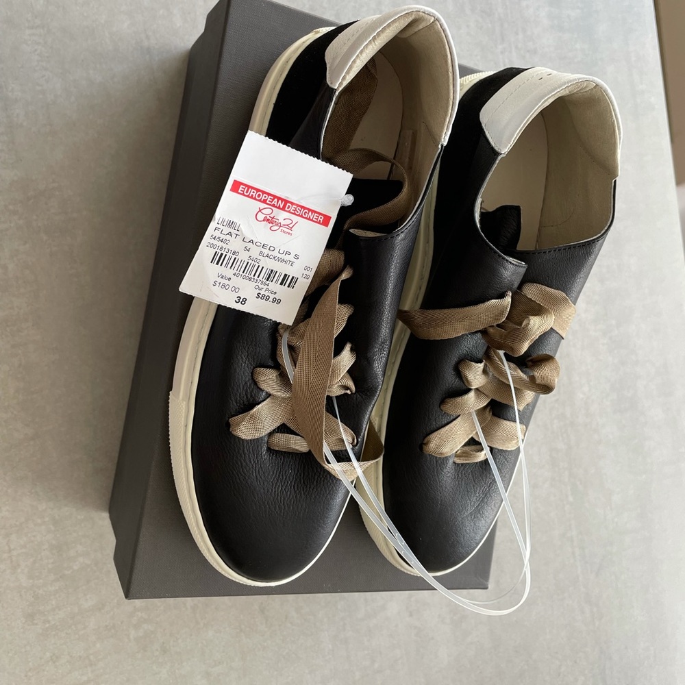 Leather low-top sneaker. Made in Italy